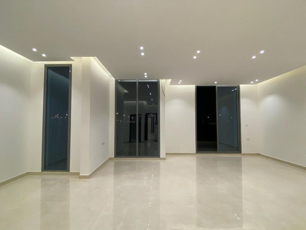 فني دهانات يقوم بطلاء جدار في الشرقية.