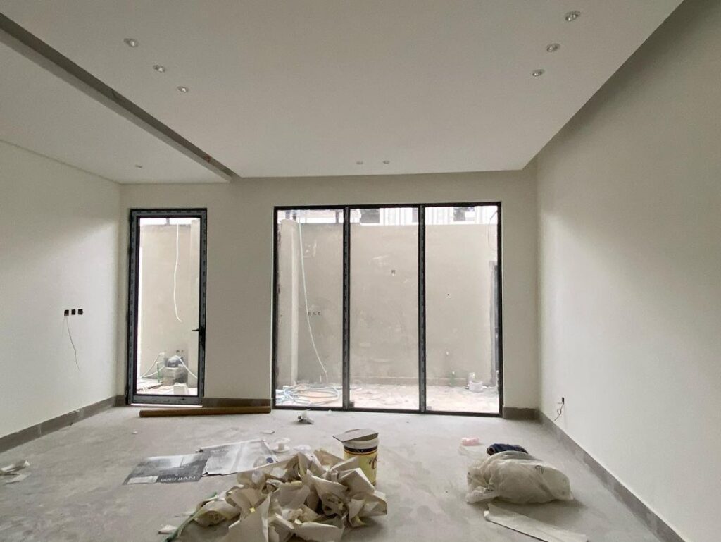 جدار صالة مودرن بألوان اصباغ داخلية بالدمام.