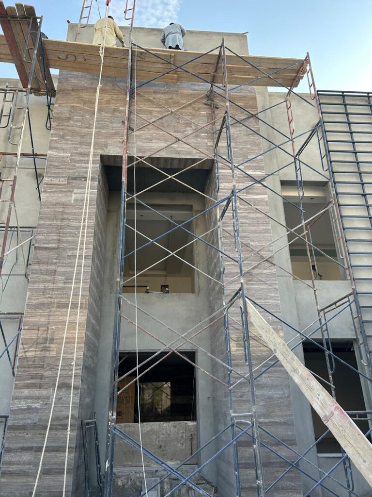 صالة جلوس مودرن بعد انتهاء أعمال الترميم الداخلي والجبس بورد والإضاءة